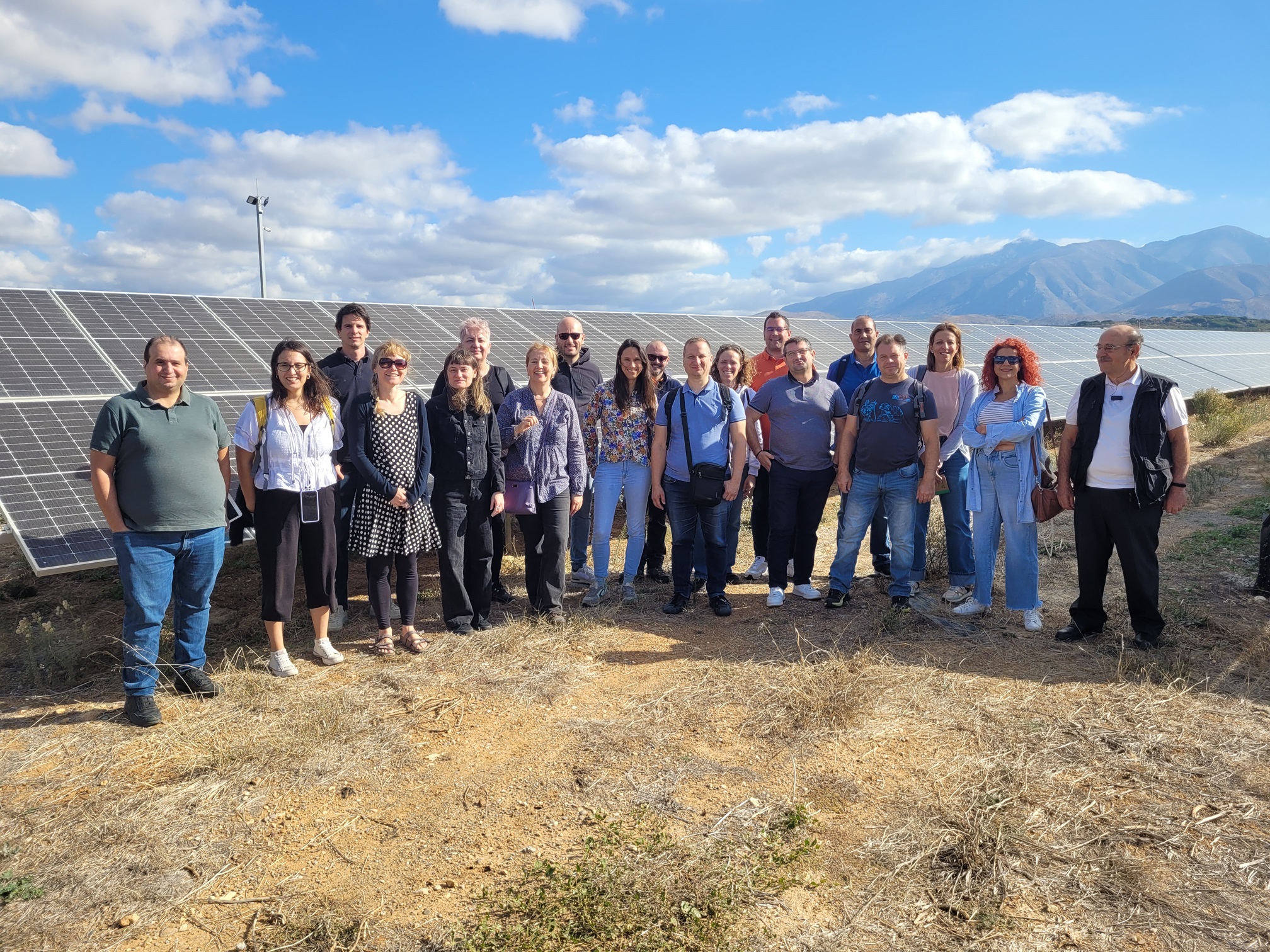 groupe de personnes devant des panneaux solaires